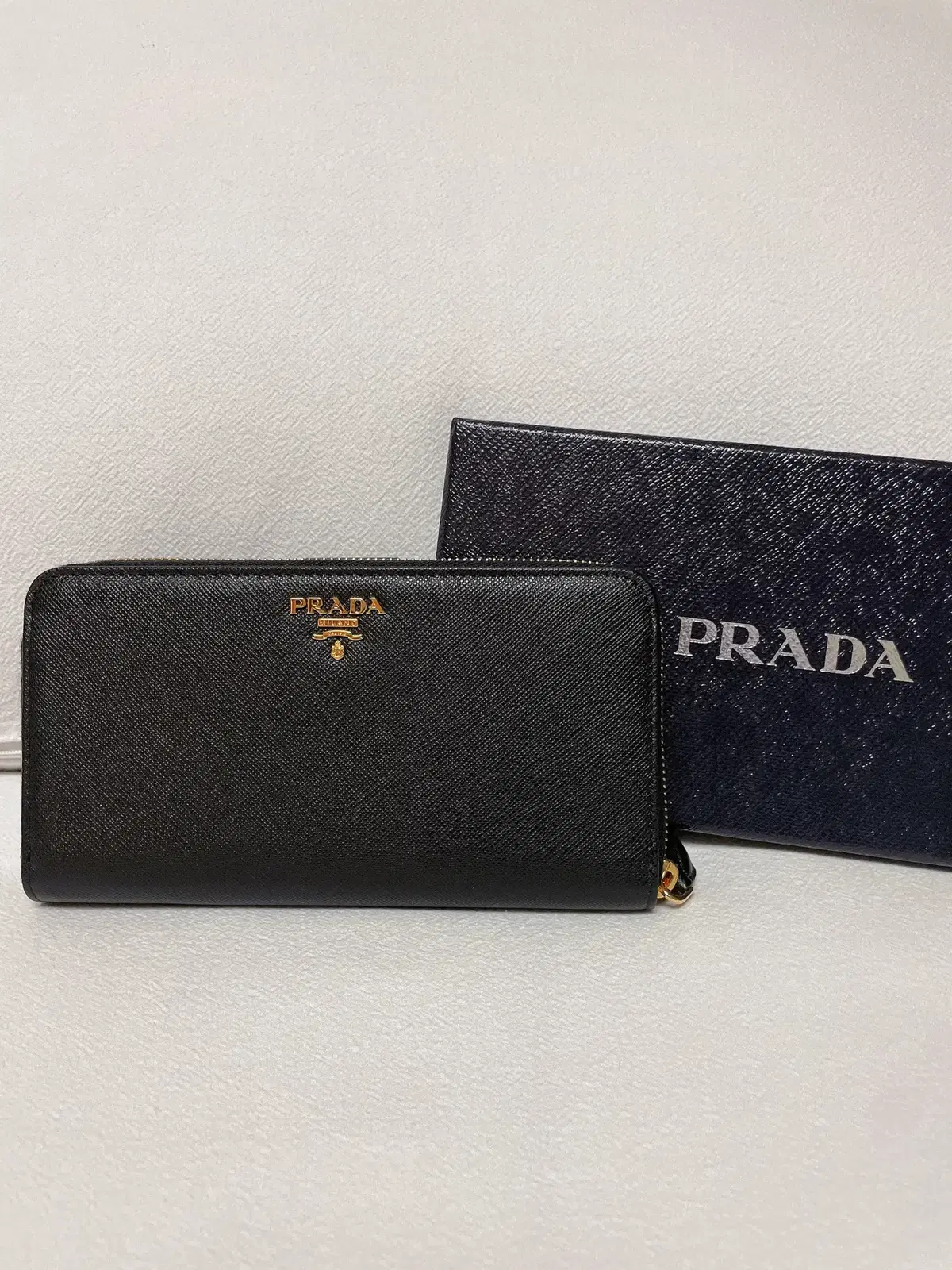 (새상품) PRADA 프라다 사피아노 메탈로고 지퍼장지갑 스큐택 포함